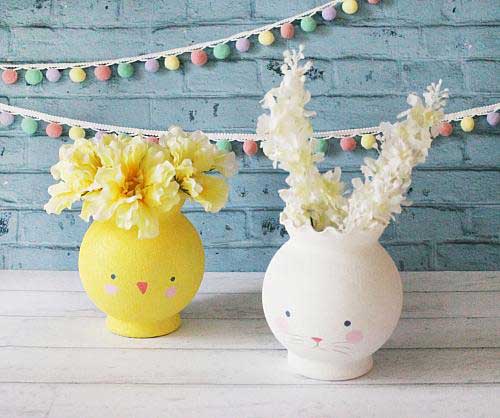 Glass bowls are painted with acrylic paint for glass to look like chicks and bunnies