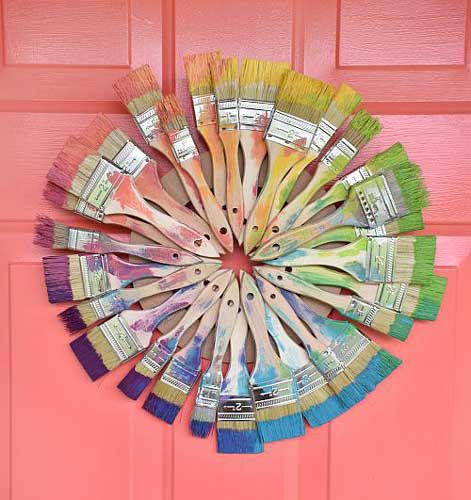 A wreath made of old paint brushes